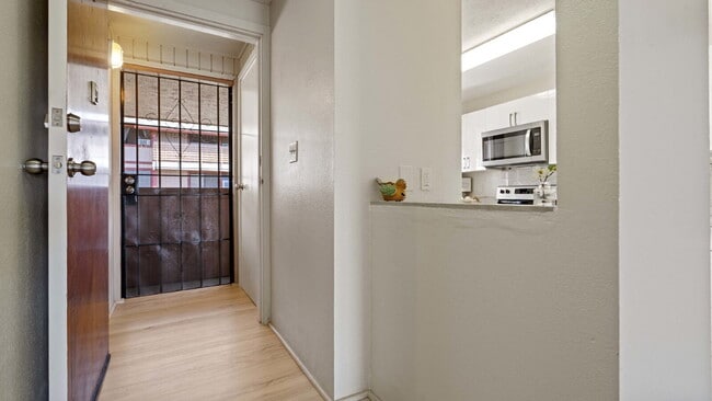 Building Photo - Renovated 2br/1ba/2pkg 3rd Fl Townhome