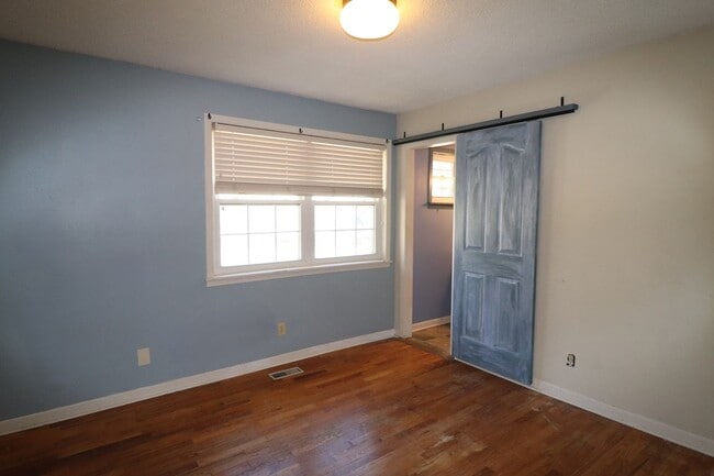 Building Photo - 3 Bedroom home close to local amenities