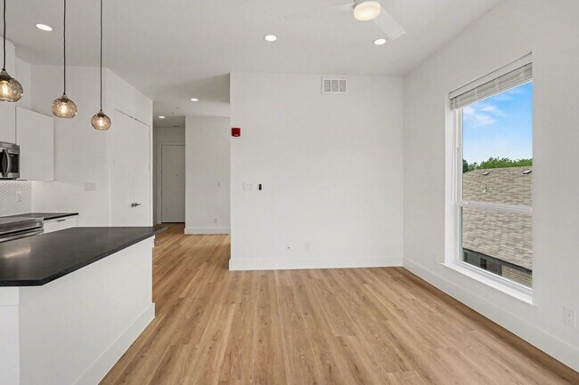 Building Photo - 2217 N Fitzhugh Ave