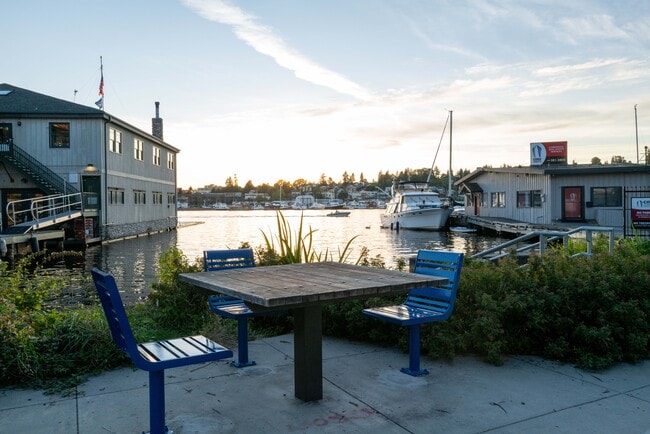 Primary Photo - 2950 Fairview Ave E