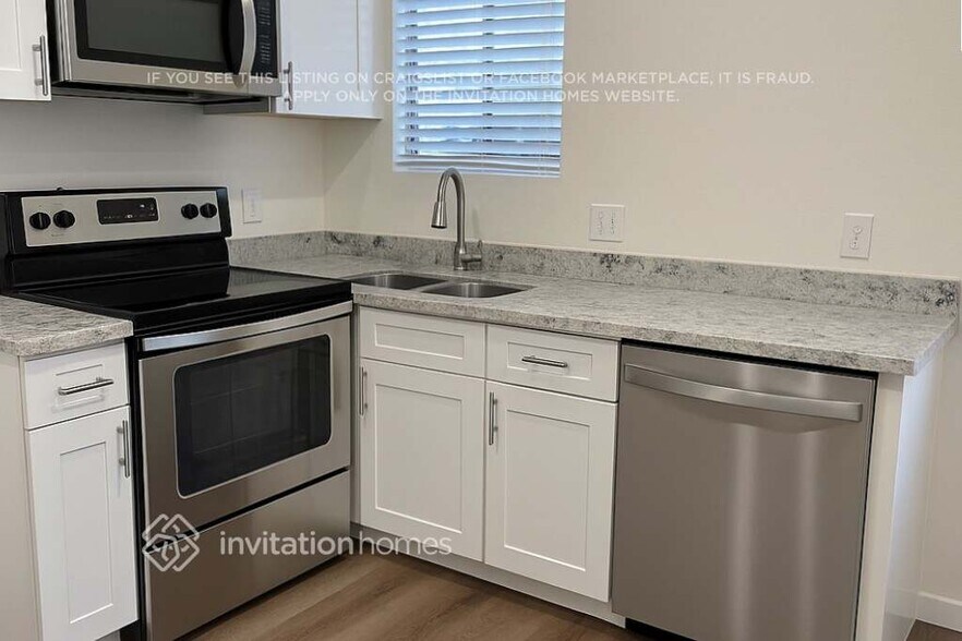 Building Photo - 921 S Val Vista Dr