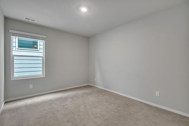 Building Photo - Spacious Puyallup Home with Room for the E...