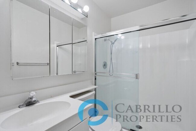 Building Photo - 5067 La Cuenta Dr