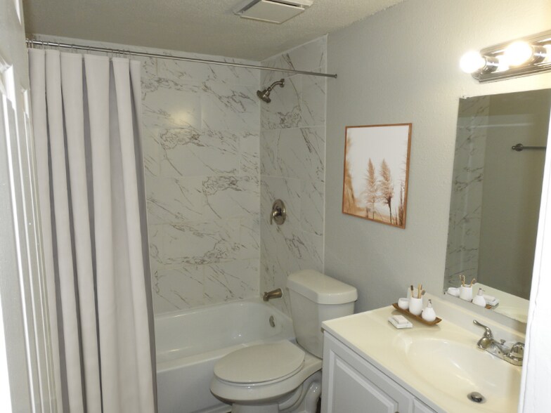 Building Photo - 327 W Hufsmith Rd