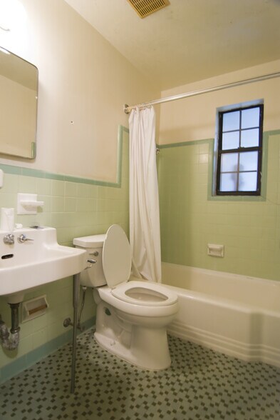 Building Photo - 313 NW 36th St