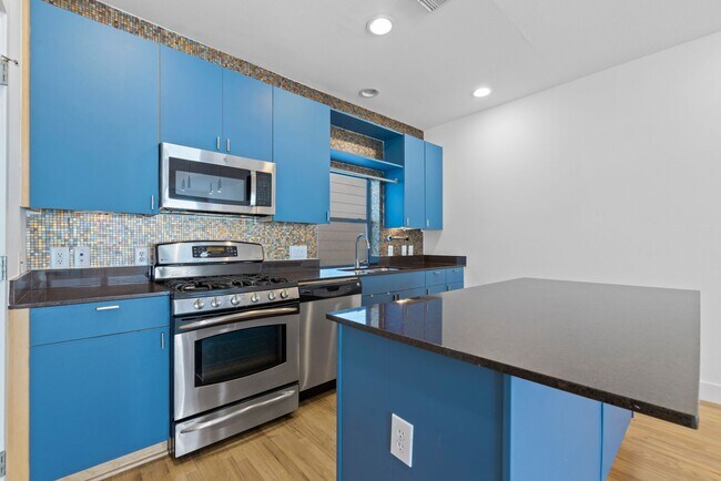 Building Photo - Contemporary Townhome Steps from Downtown/...