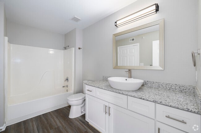 3BR, 2BA - 1150SF - Bathroom - Highline