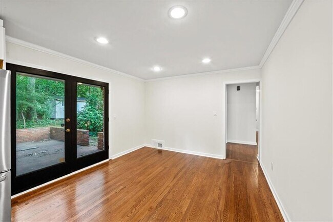 Building Photo - 2038 S Akin Dr