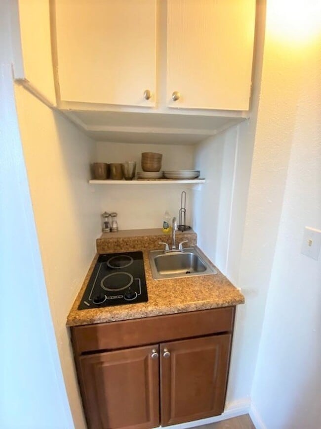 Building Photo - Fully Furnished Studio in Waikiki