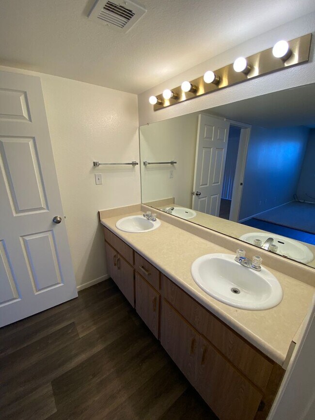 Building Photo - 2 bedroom 2 bath Condo near ASU