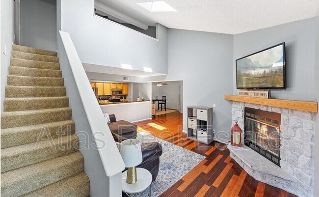 Building Photo - 12024 W Cross Dr