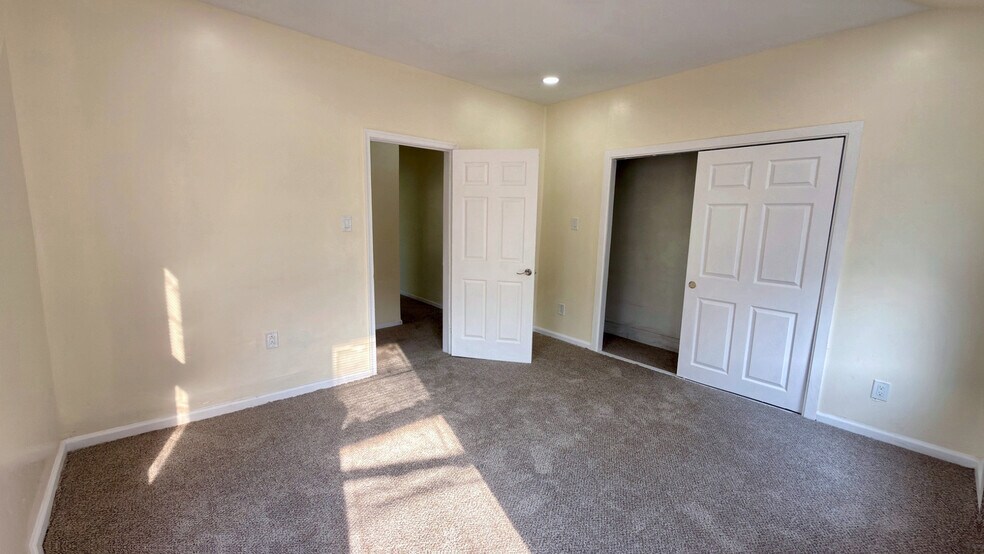 Building Photo - 547 N Silk St