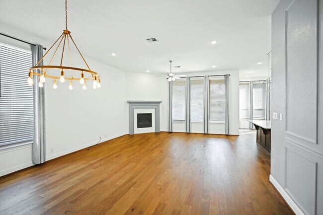 Building Photo - 1438 Oaklawn Dr