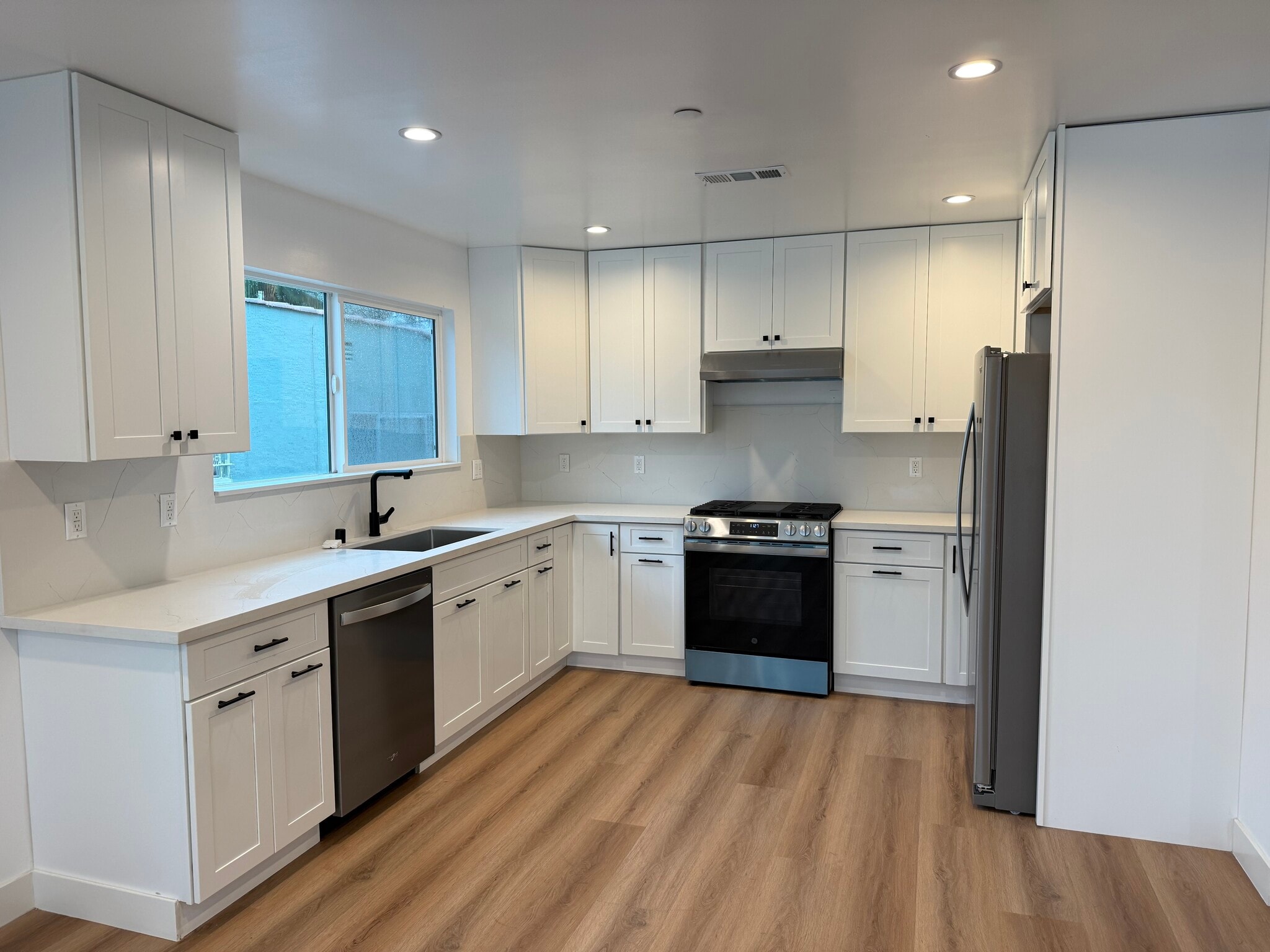 Building Photo - 3031 Vineyard Ave