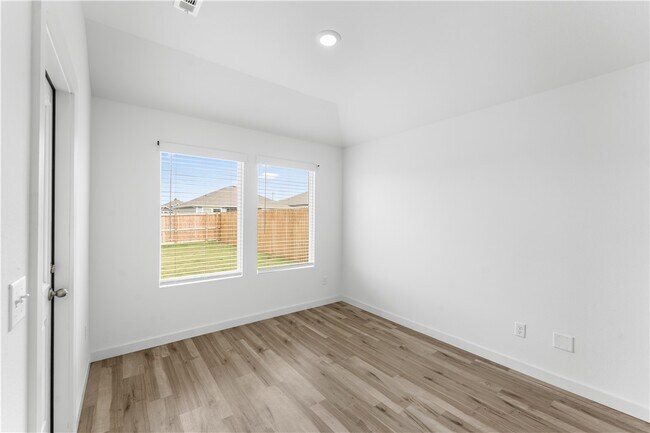 Building Photo - 106 NW Pinwheel St