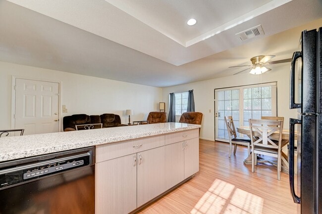 Building Photo - Move-In Ready Condo Near Summerlin!