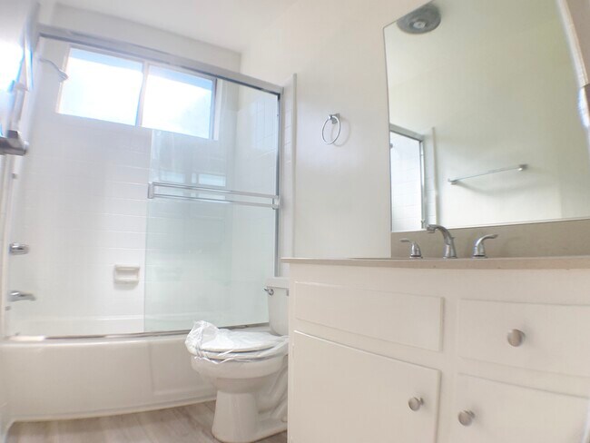 Building Photo - 1415 S Bundy Dr