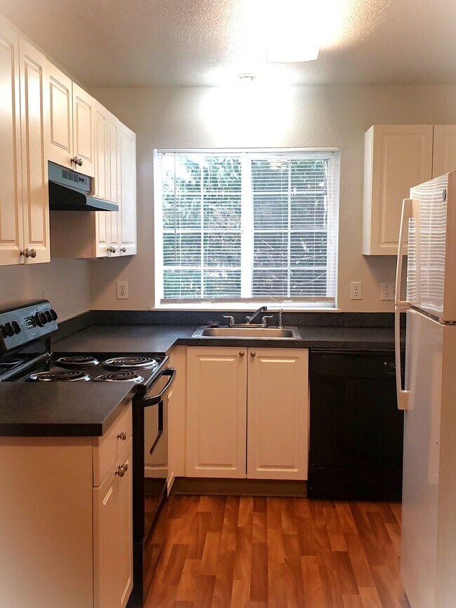 Building Photo - Wonderful townhouse in East Portland! rent...