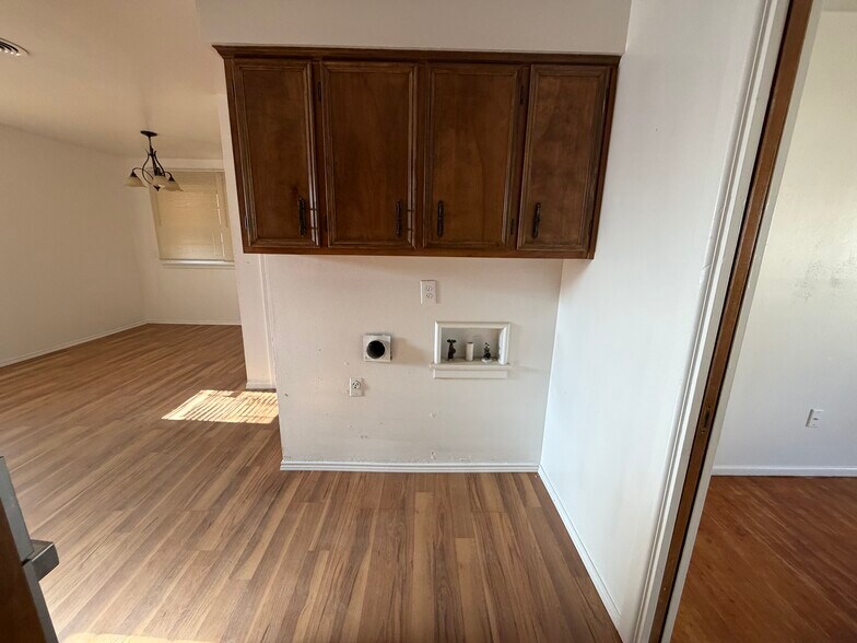 Building Photo - 1848 Swan Dr