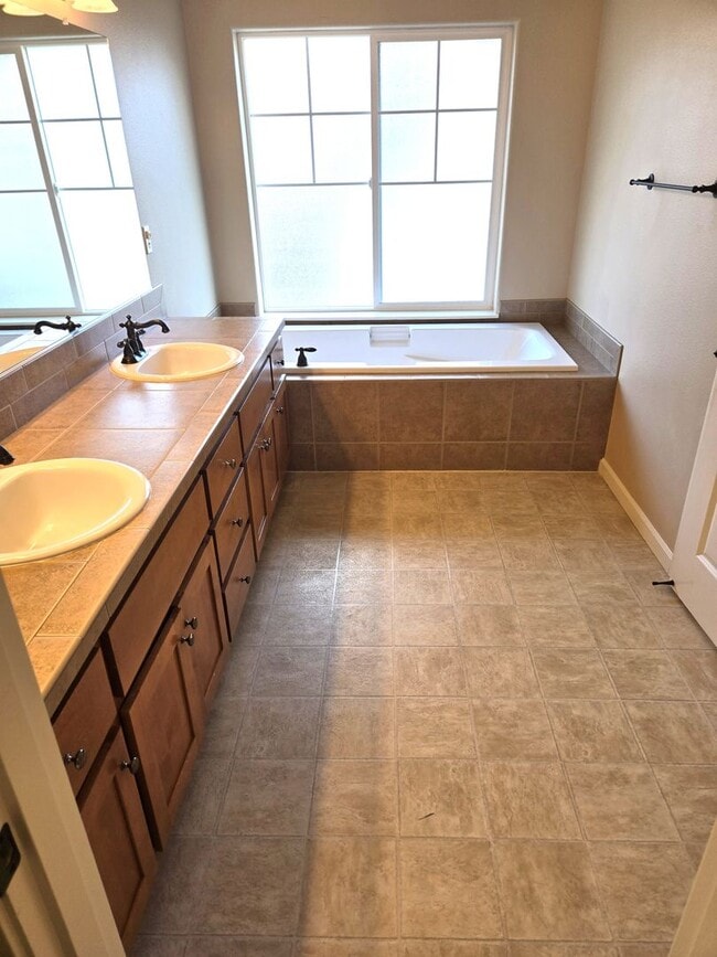 Building Photo - Tons of Space ! Walk to Park!  Newer 2017 ...