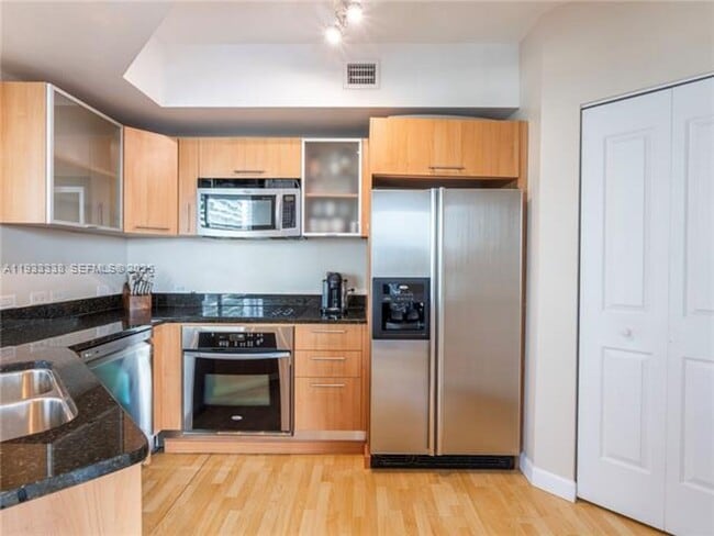 Building Photo - 480 NE 30th St