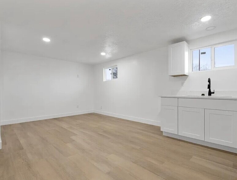 Building Photo - 6369 S Senoma Dr