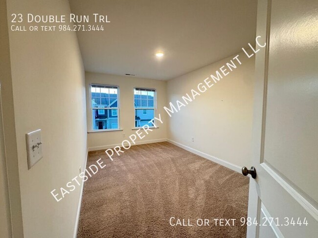 Building Photo - Come see this lovely townhome in a desirab...