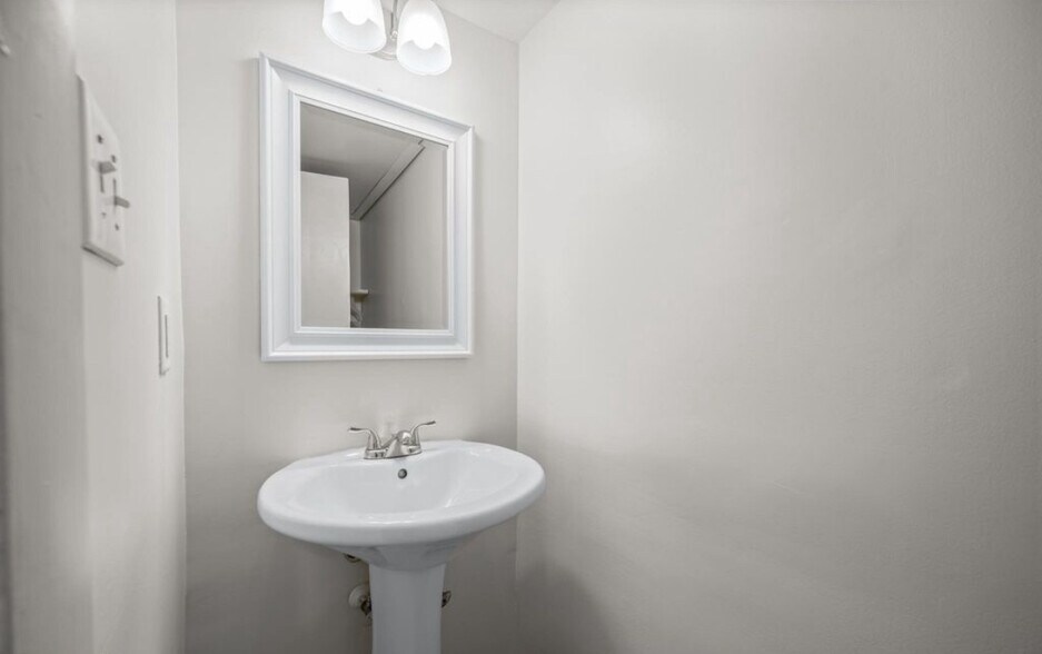 Building Photo - 18120 Windsor Hill Dr