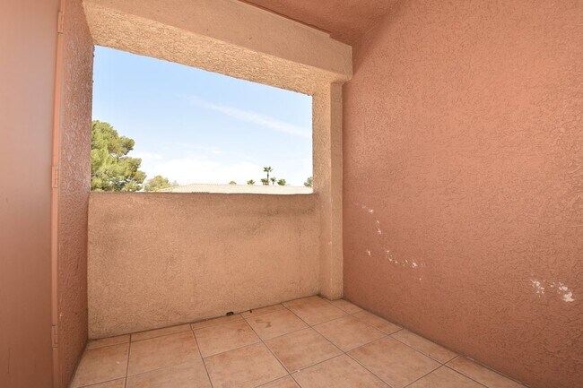 Building Photo - Lovely 2nd Floor, 1 Bed, 1 Bath Condo At Desert Shores!