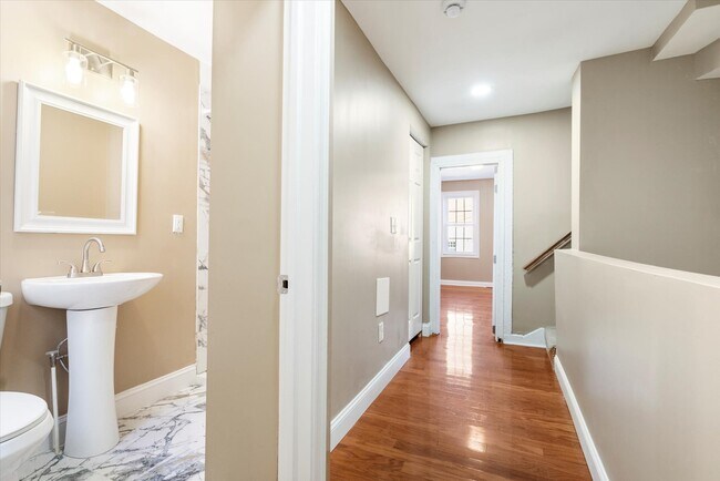 Building Photo - 424 S Eden St