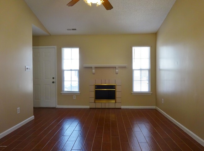 Building Photo - 1076 W Pueblo Dr