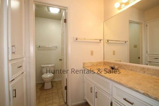 Building Photo - Awesome Duplex!