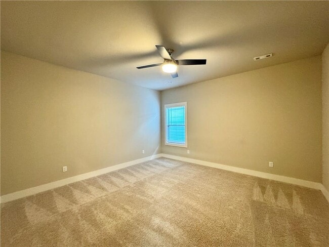 Building Photo - 921 NE Hts Ln