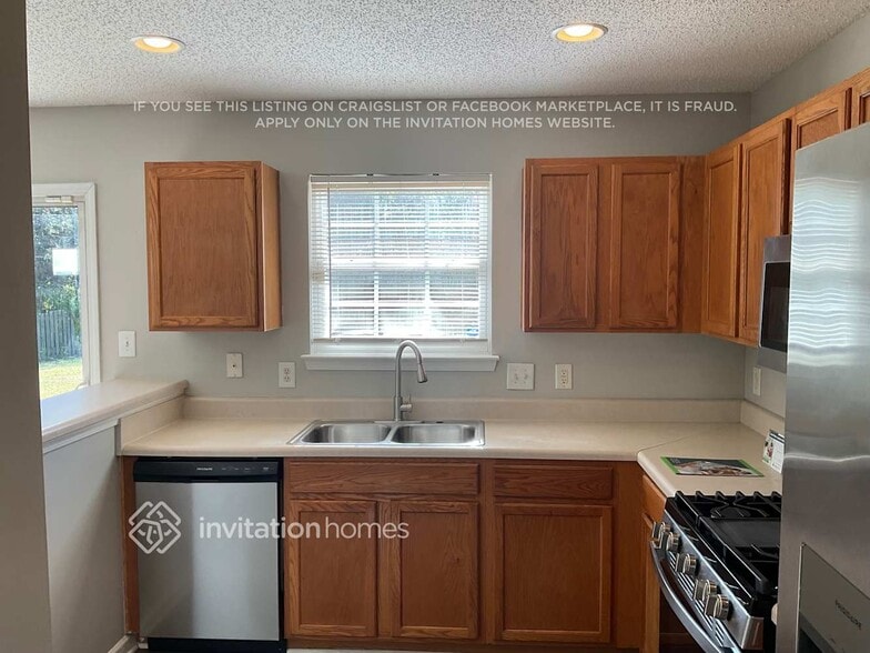 Building Photo - 10729 Glenluce Ave