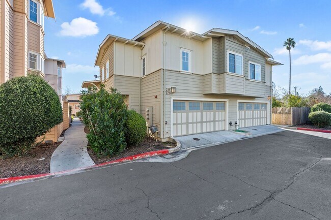Building Photo - 225 Valley Oak Dr