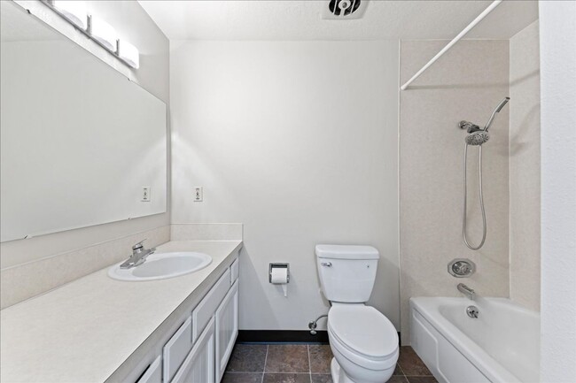 Building Photo - North End 3 Bedroom 2 Bathroom Home