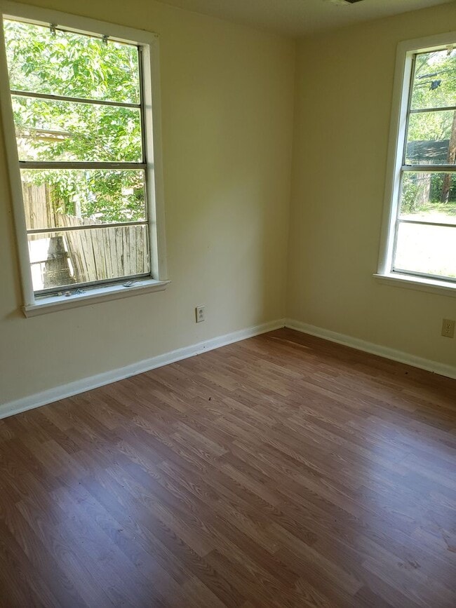 Building Photo - 2 bedroom central air and Heat