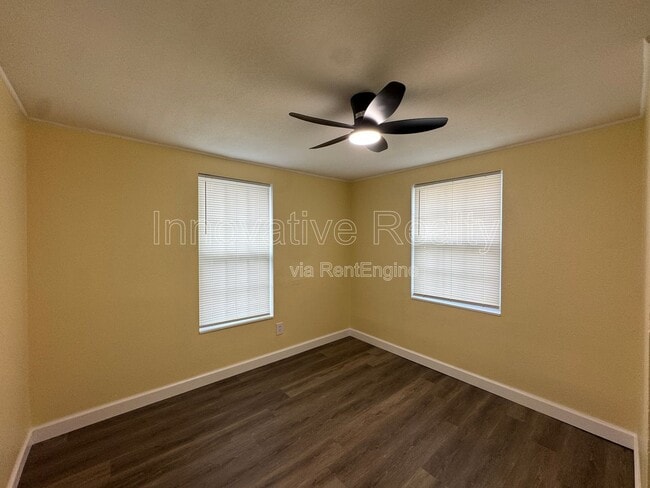 Building Photo - 205 Fern Dr