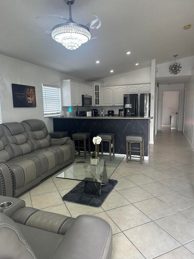 Building Photo - 4942 Dillon St