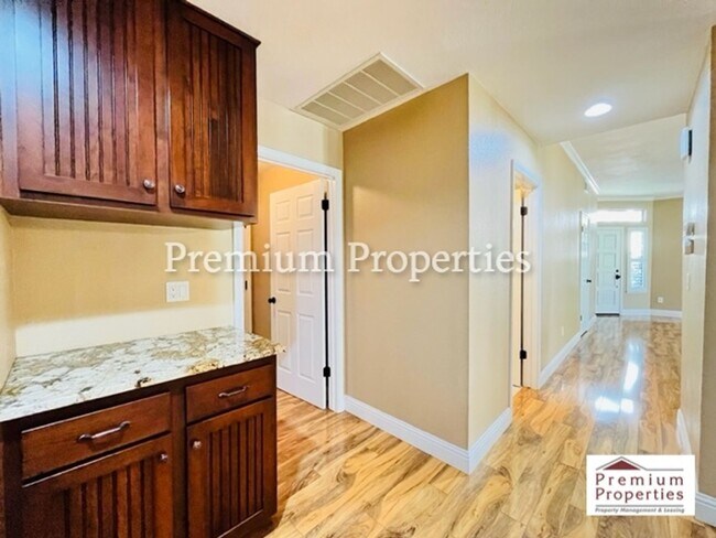 Building Photo - Beautiful 2BD/2BA Condo Unit in the Gated ...