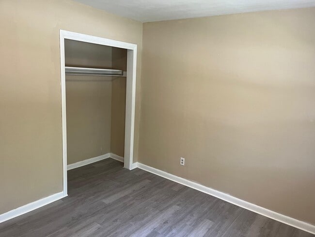 Building Photo - 220-226 S Smithville Rd