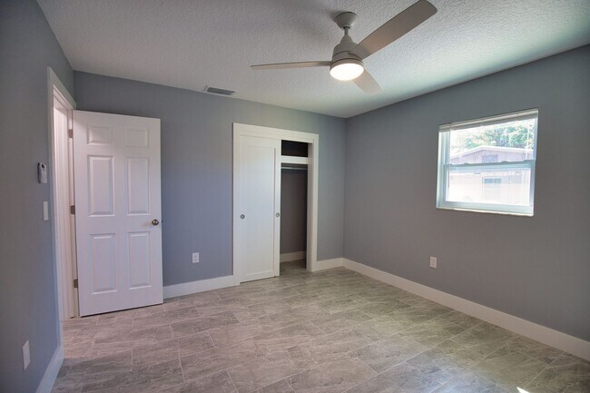 Building Photo - Annual Recently Updated Unfurnished Single Family Home in South Venice!