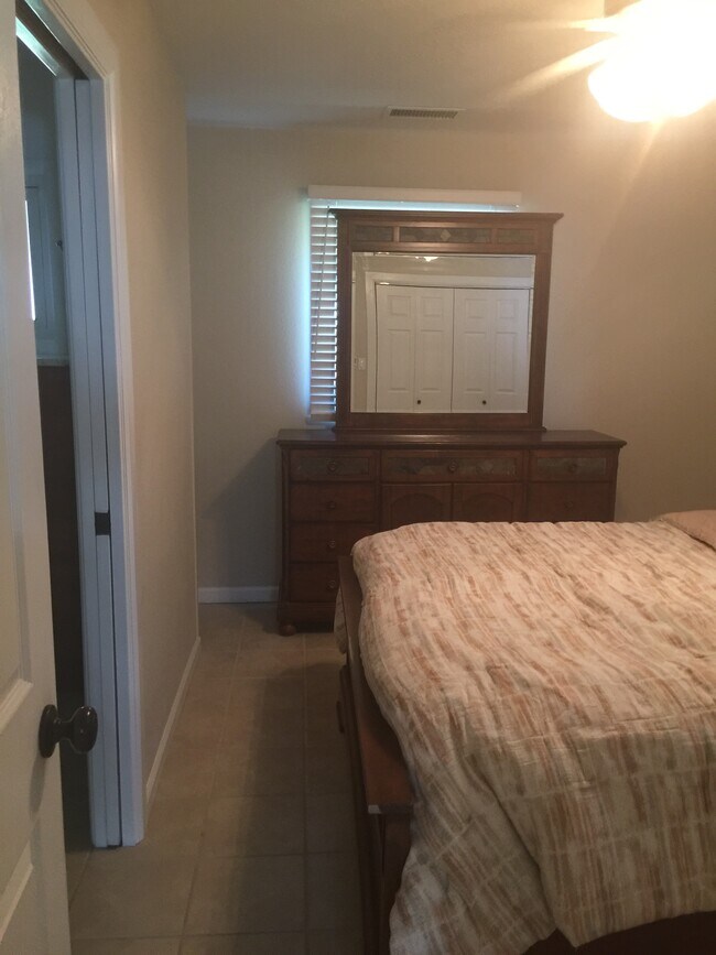 Building Photo - 709 Palomas Dr NE