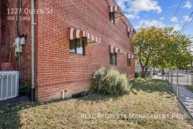 Building Photo - 1227 Queen St