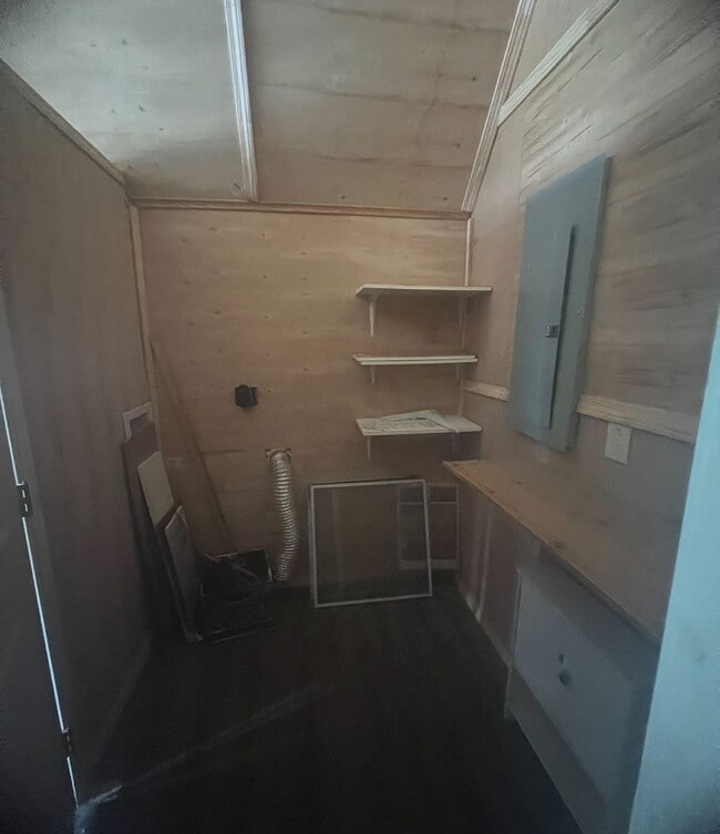 Building Photo - Newly Renovated! - $1,295 Month / $1,900 Down