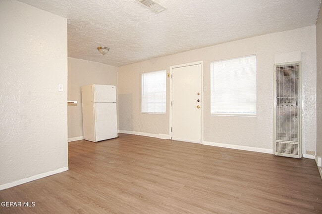 Building Photo - 419 E Schuster Ave