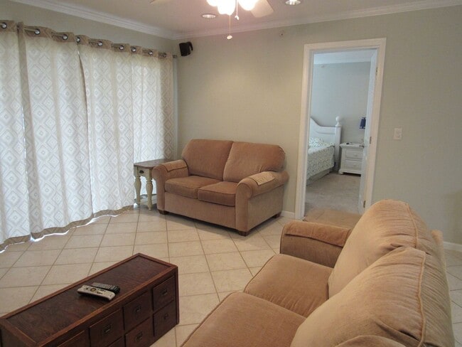 Building Photo - Lakefront 2 bedroom Condo For Rent