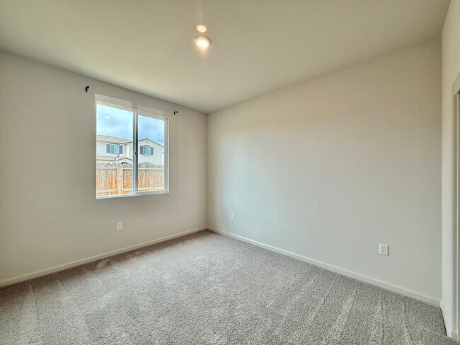 Building Photo - Bright and Modern Home in Hollister