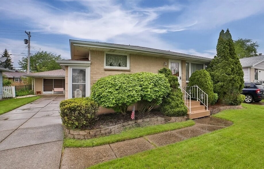 Primary Photo - 212 Poinciana Pky