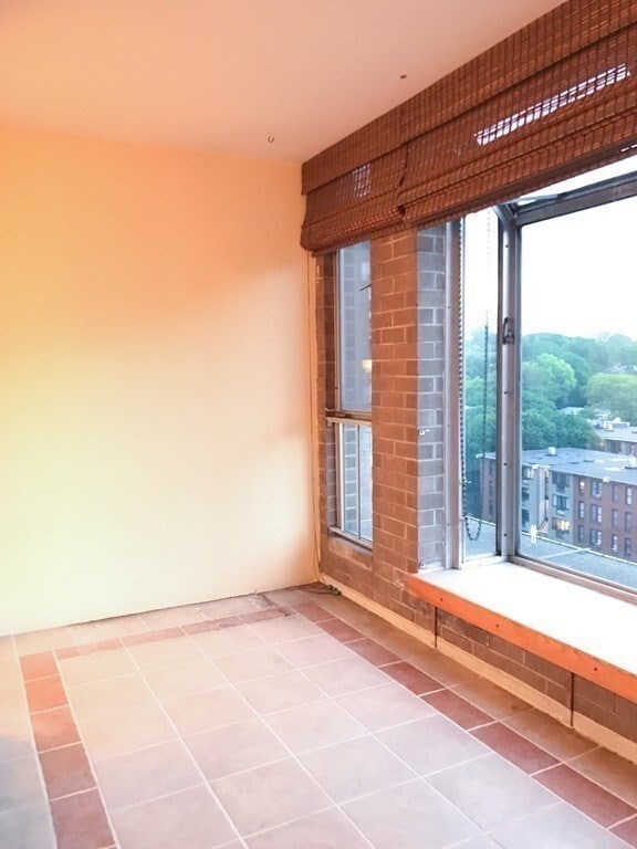 Building Photo - 33 Pond Ave